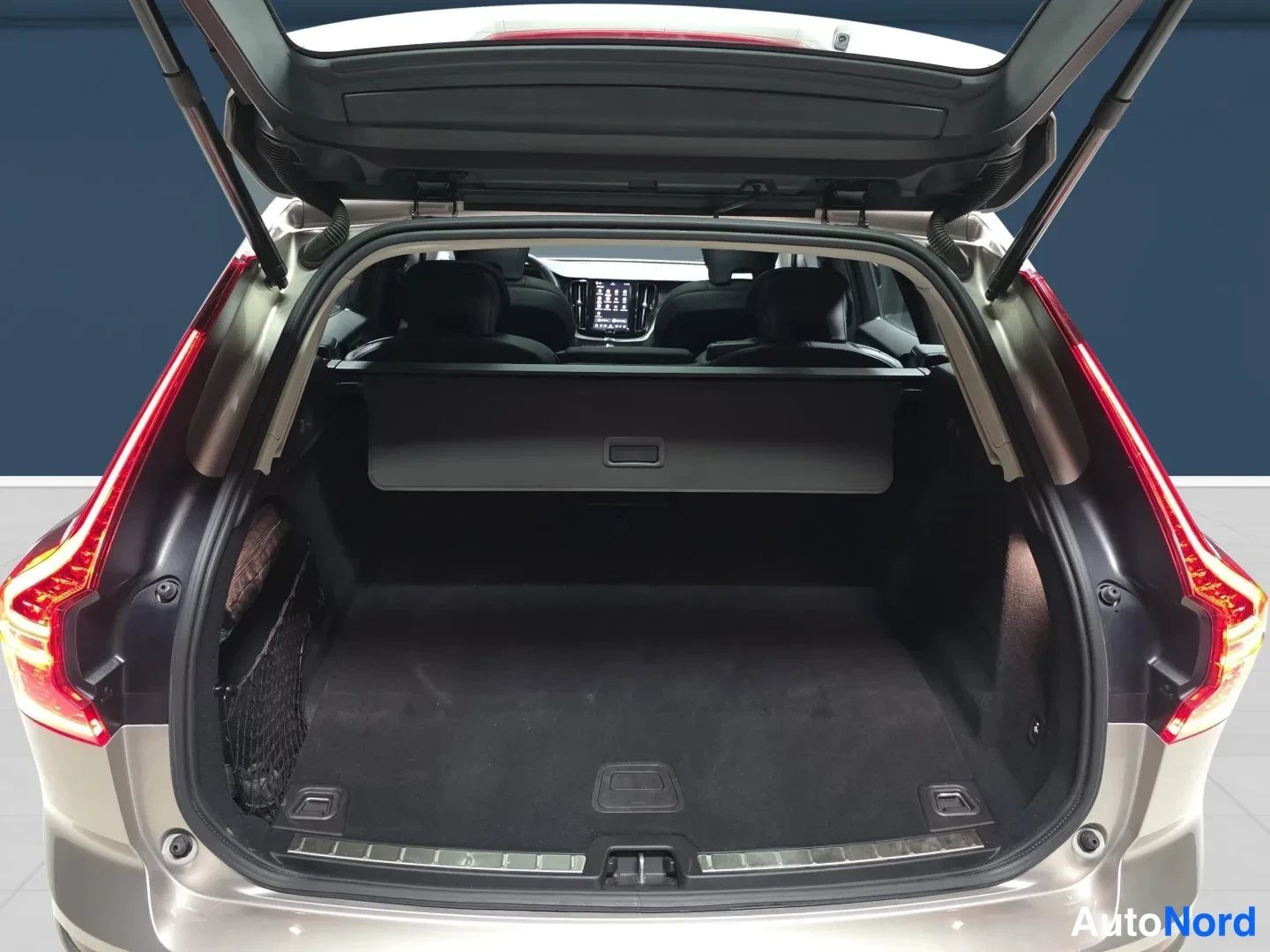 Ruskea Volvo XC60 2025, takaa, kuva 7