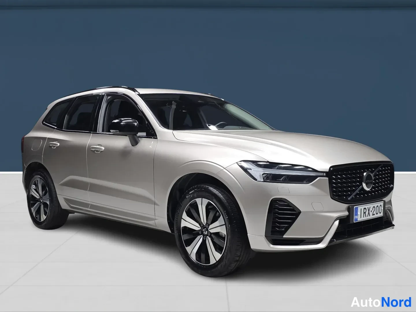 Ruskea Volvo XC60 2025, etuviisto, keula oikealle, kuva 2