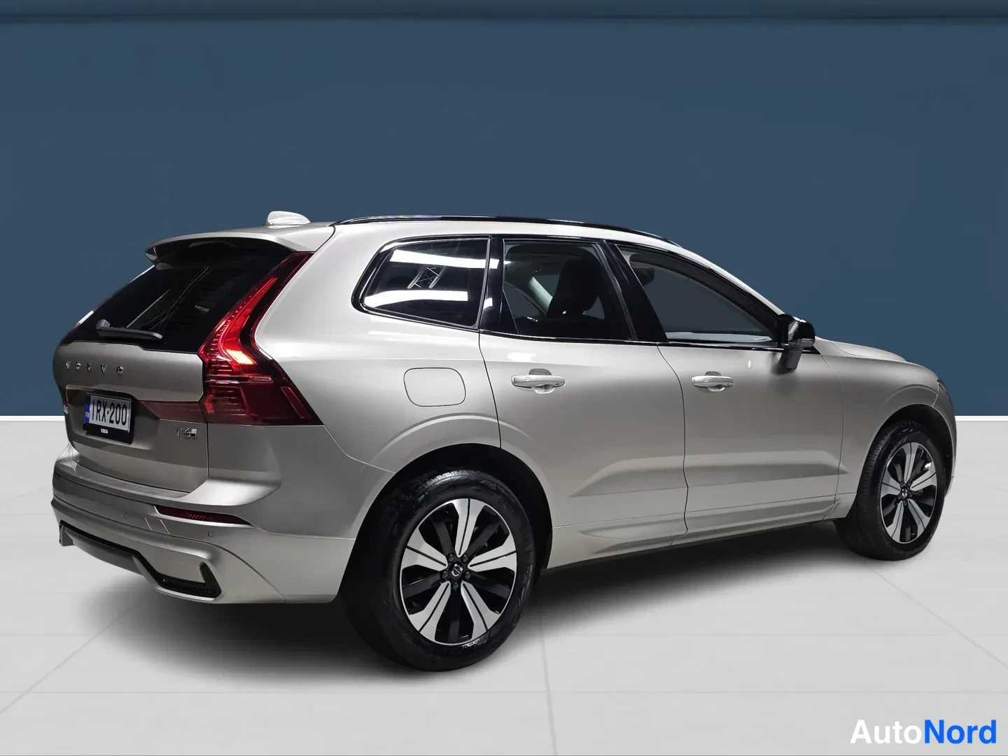 Ruskea Volvo XC60 2025, takaviisto, kuva 4