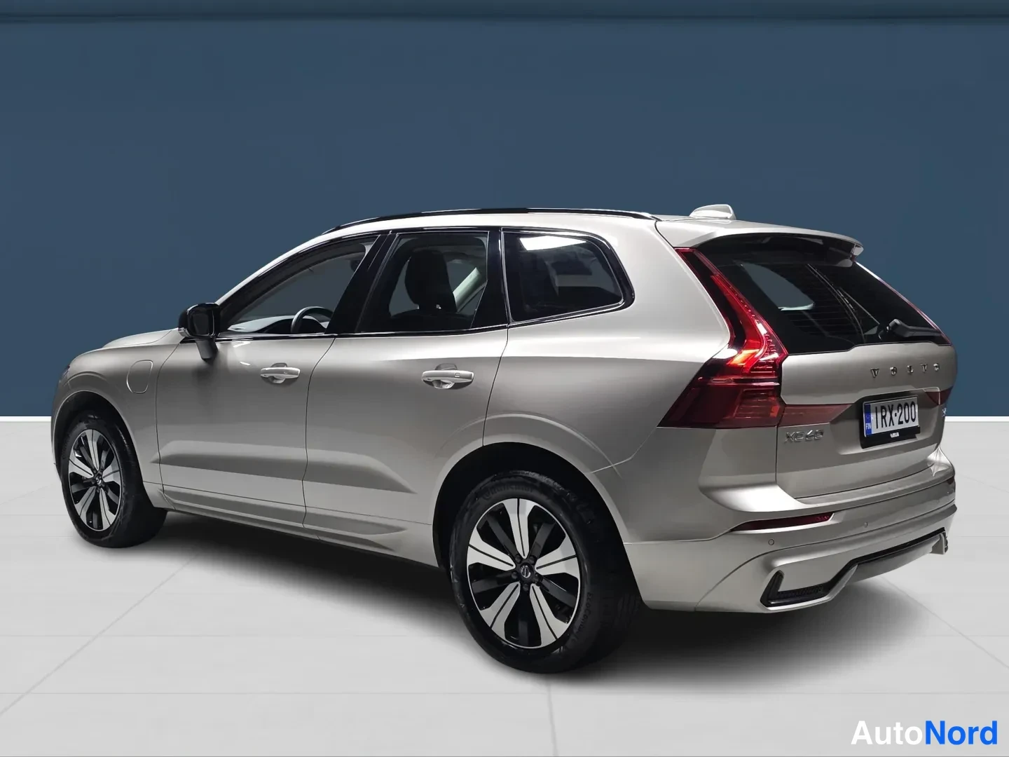 Ruskea Volvo XC60 2025, takaviisto, kuva 5