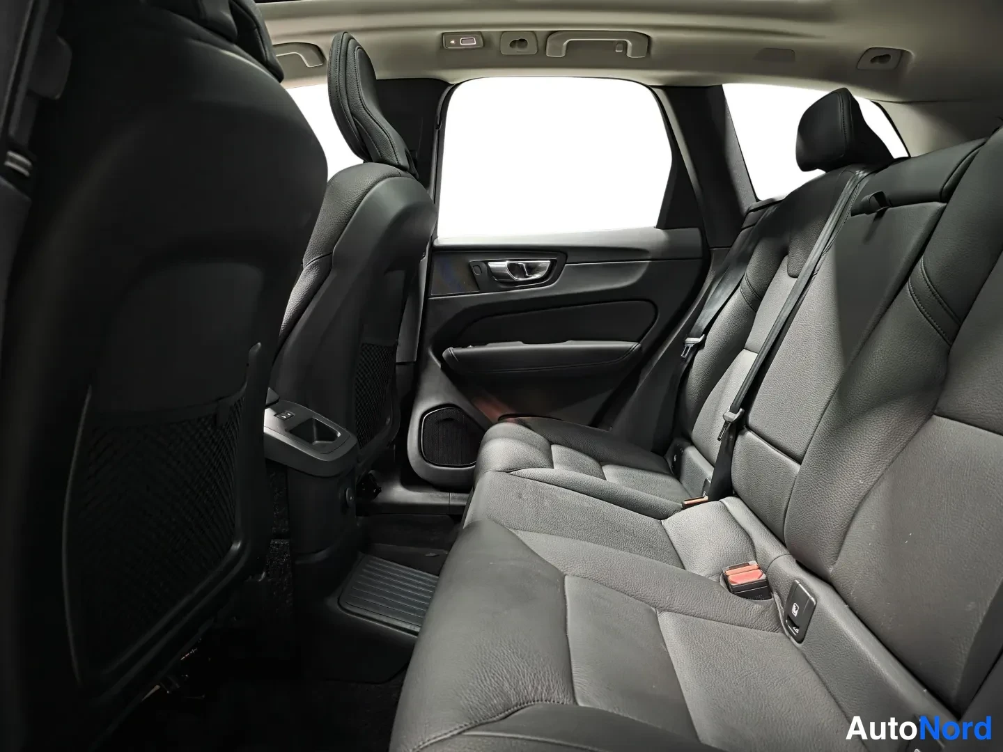 Ruskea Volvo XC60 2025, kuva 10