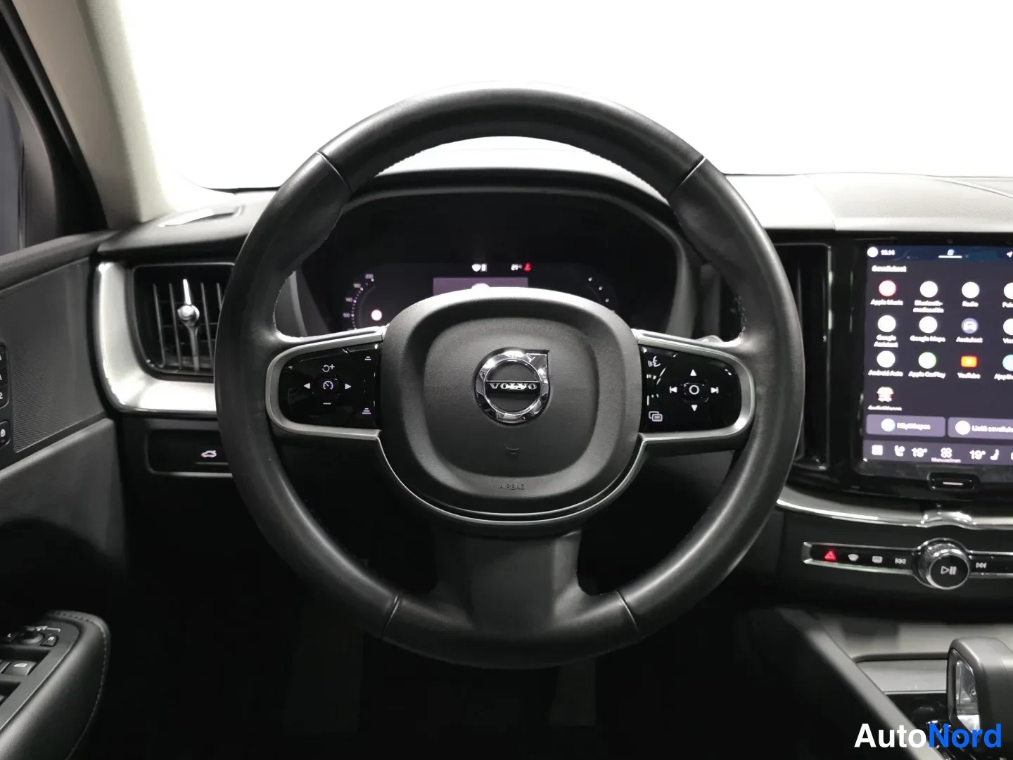 Ruskea Volvo XC60 2025, kuva 11