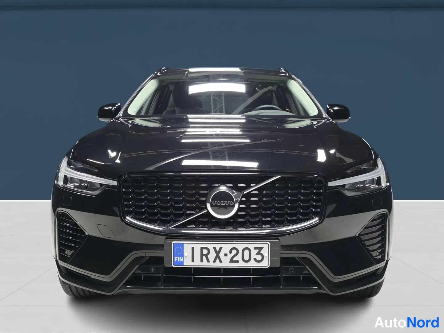 Musta Volvo XC60 2025, edestä, kuva 3