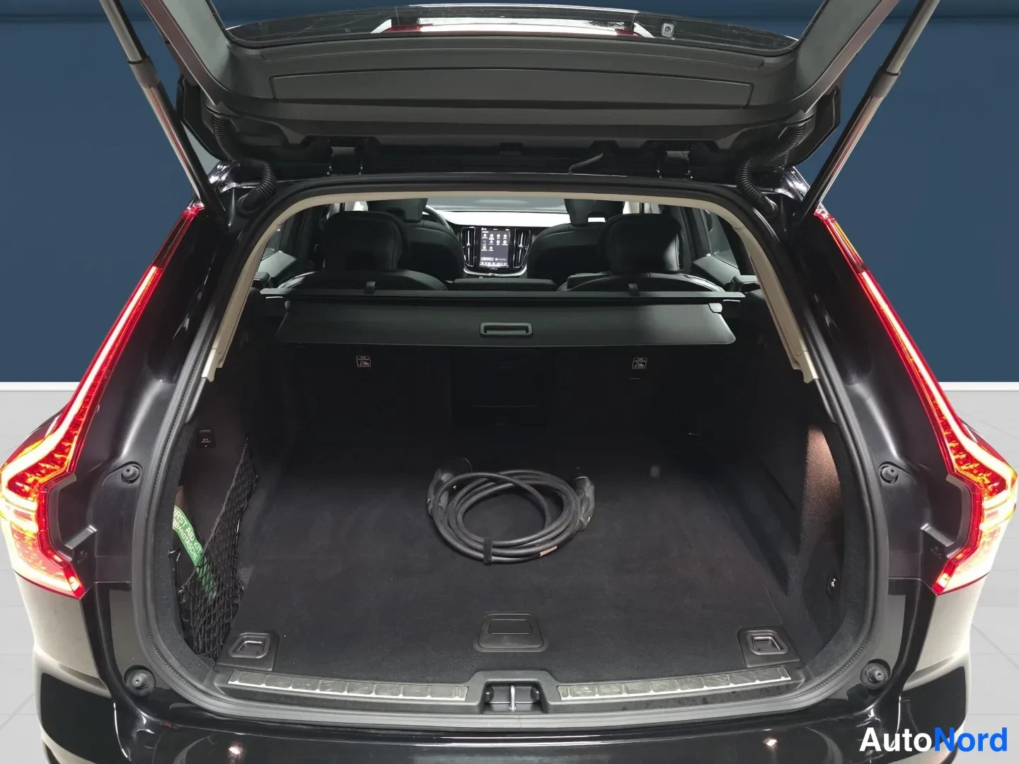 Musta Volvo XC60 2025, takaa, kuva 7