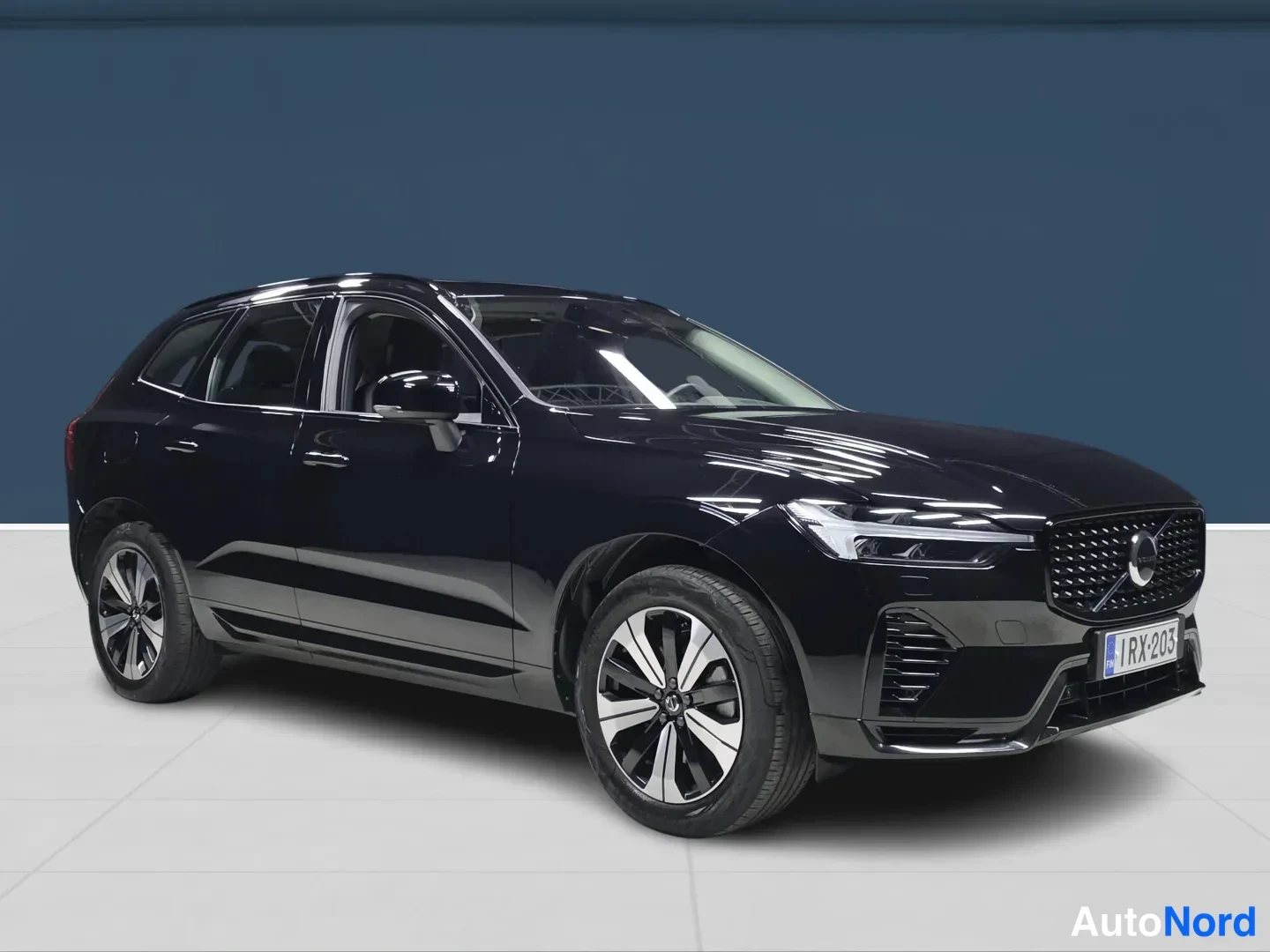 Musta Volvo XC60 2025, etuviisto, keula oikealle, kuva 2