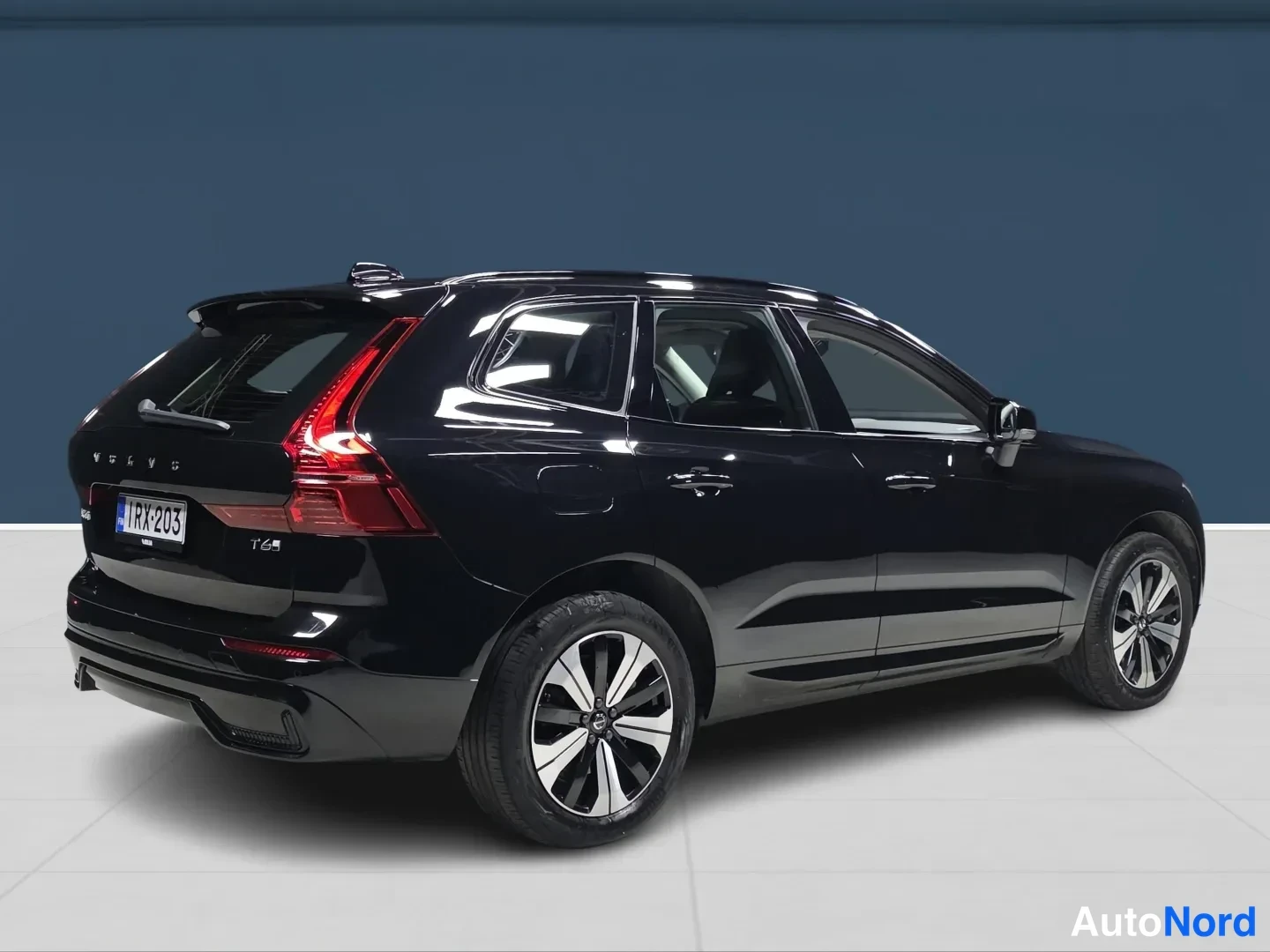 Musta Volvo XC60 2025, takaviisto, kuva 4