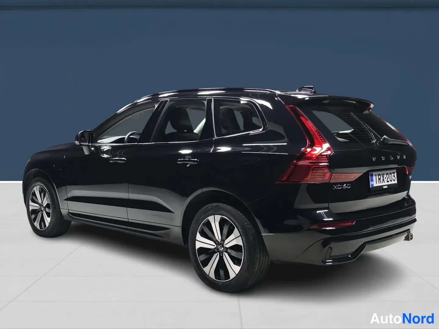 Musta Volvo XC60 2025, takaviisto, kuva 5