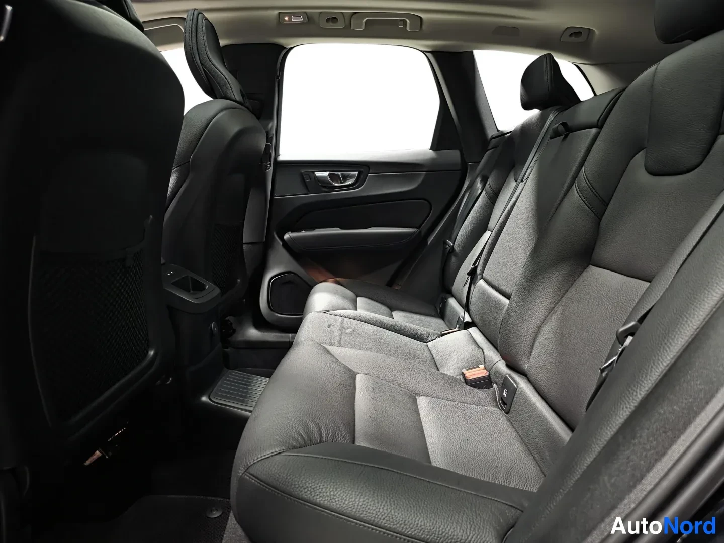 Musta Volvo XC60 2025, kuva 10