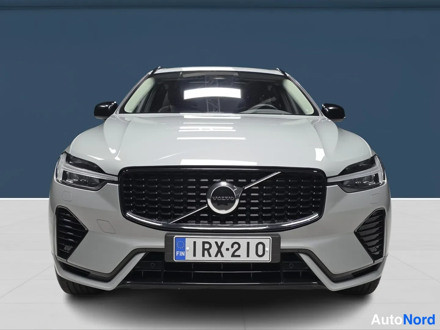 Harmaa Volvo XC60 2025, edestä, kuva 3