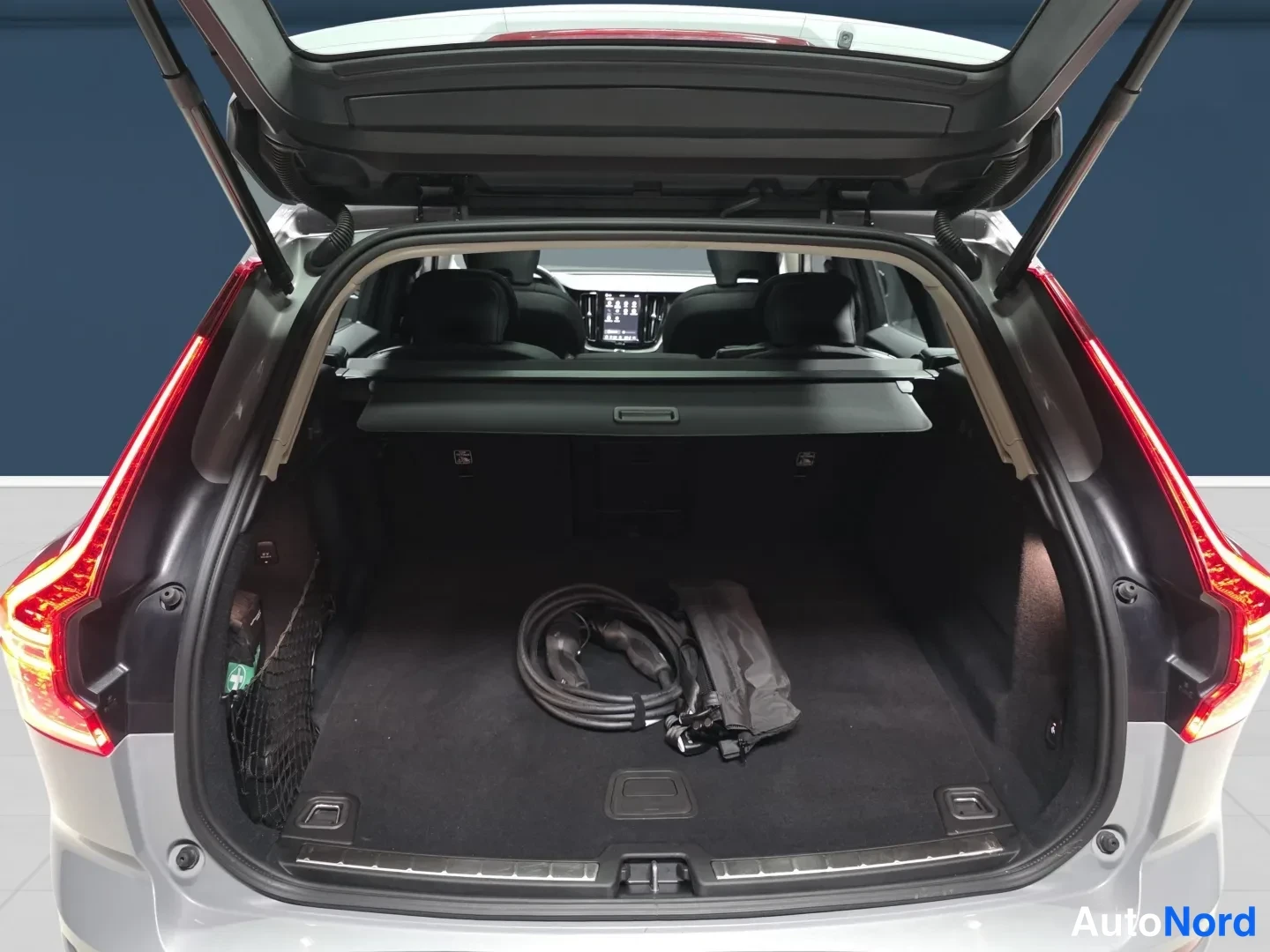 Harmaa Volvo XC60 2025, kuva 11