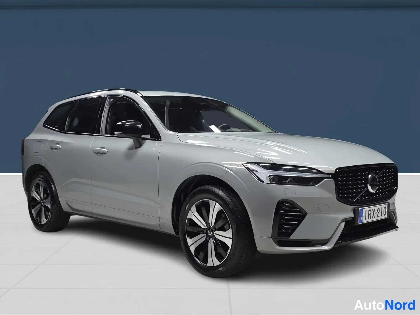 Harmaa Volvo XC60 2025, etuviisto, keula oikealle, kuva 2