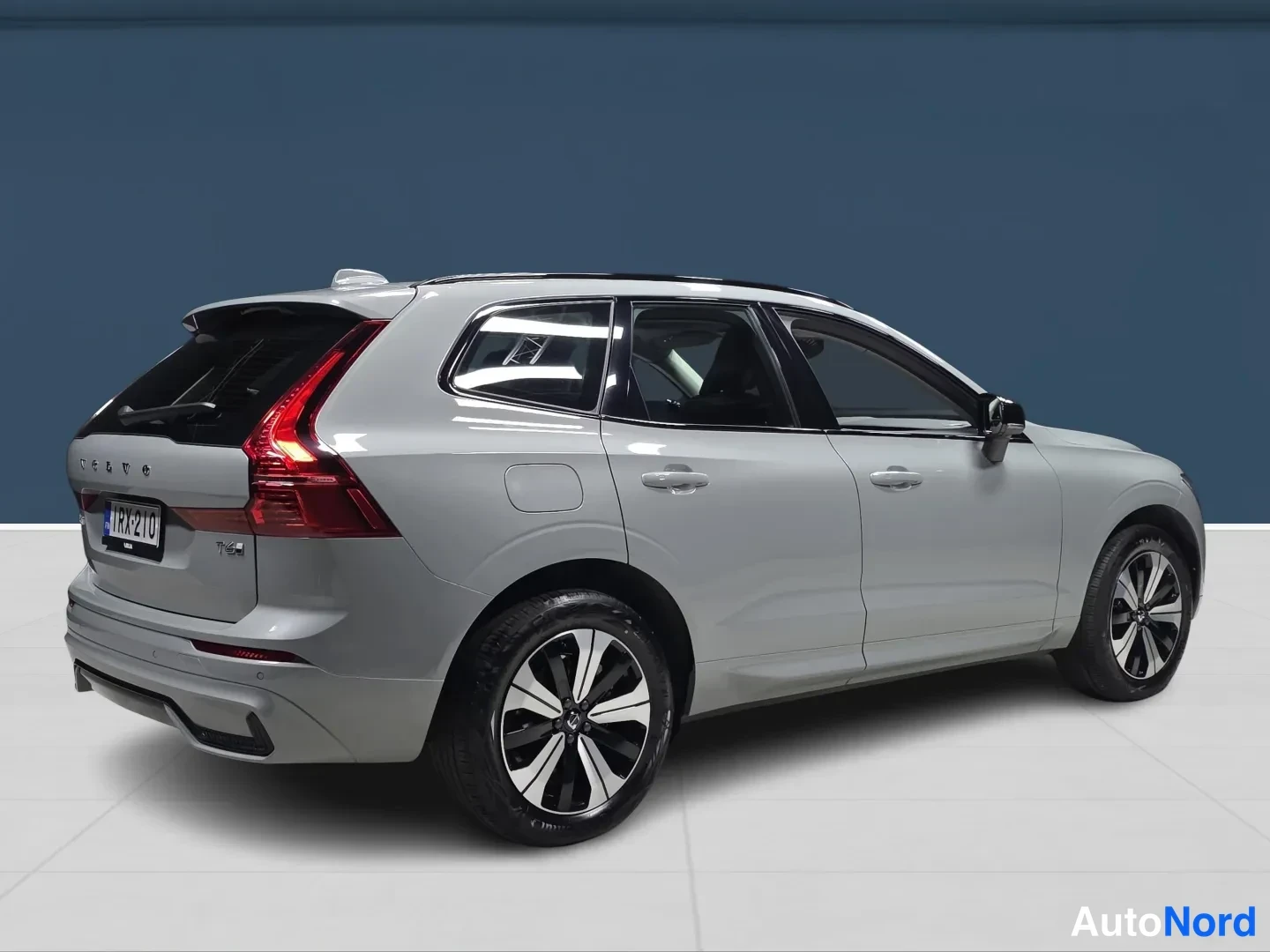Harmaa Volvo XC60 2025, takaviisto, kuva 4