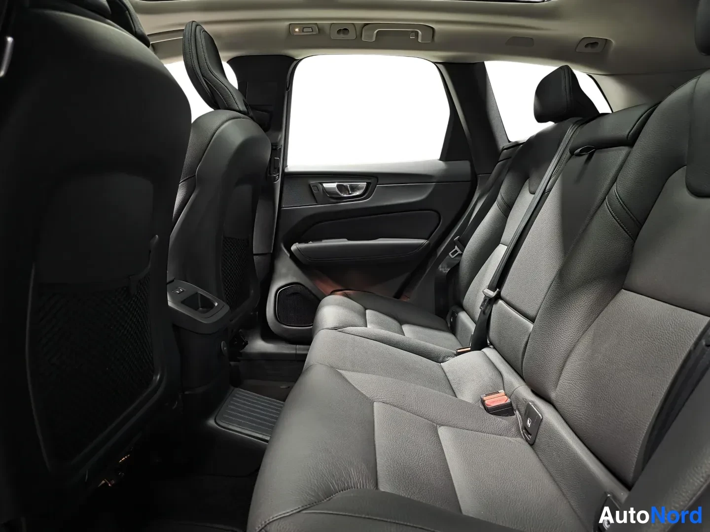 Harmaa Volvo XC60 2025, kuva 9