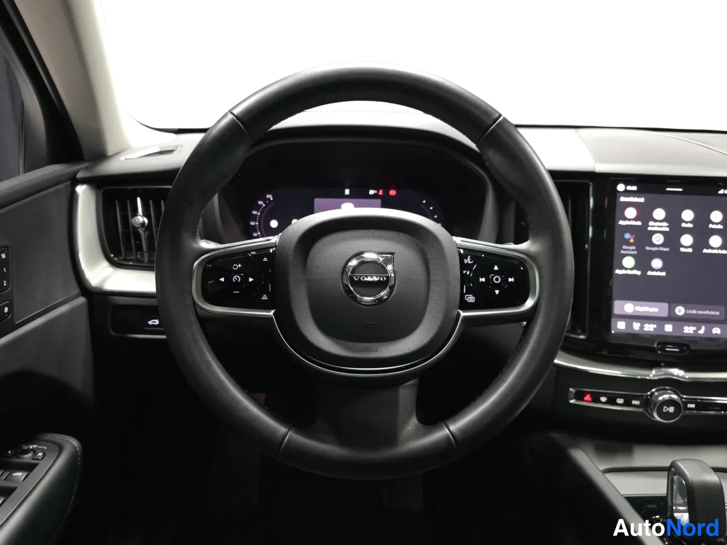Harmaa Volvo XC60 2025, kuva 10