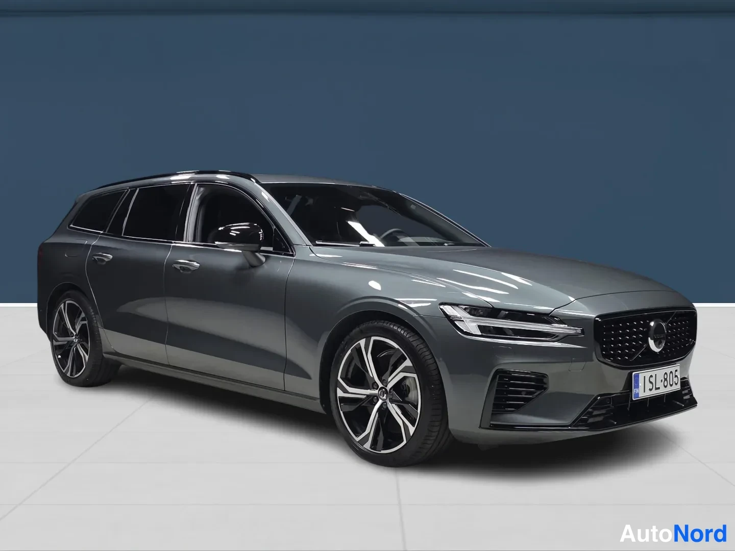 Vihreä Volvo V60 2026, etuviisto, keula oikealle, kuva 2