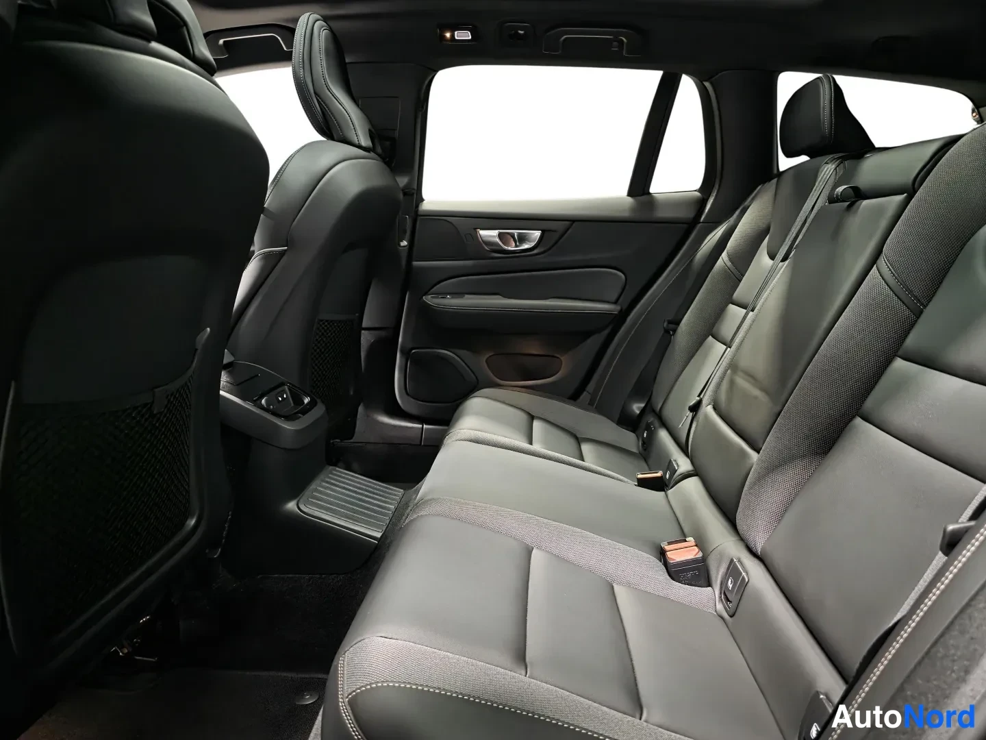 Vihreä Volvo V60 2026, kuva 11