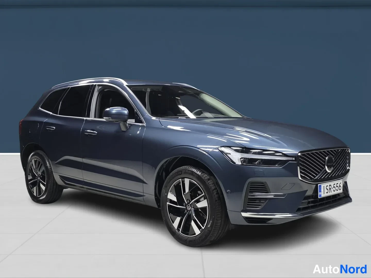 Sininen Volvo XC60 2026, etuviisto, keula oikealle, kuva 2