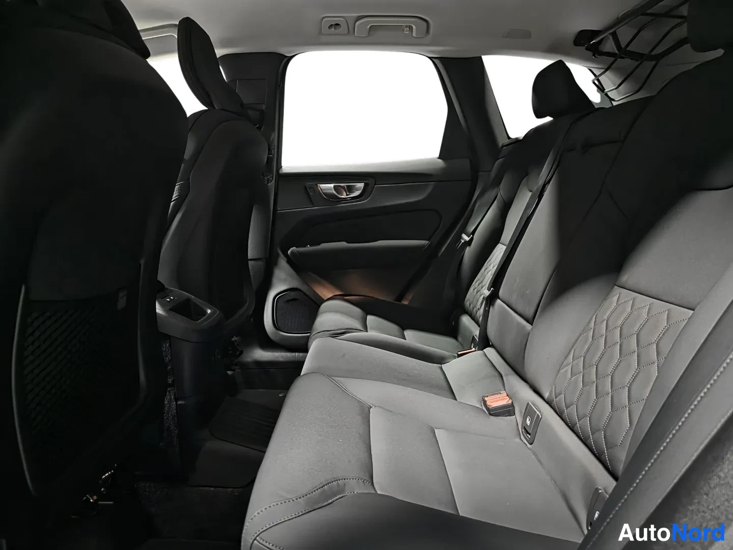 Sininen Volvo XC60 2026, kuva 11