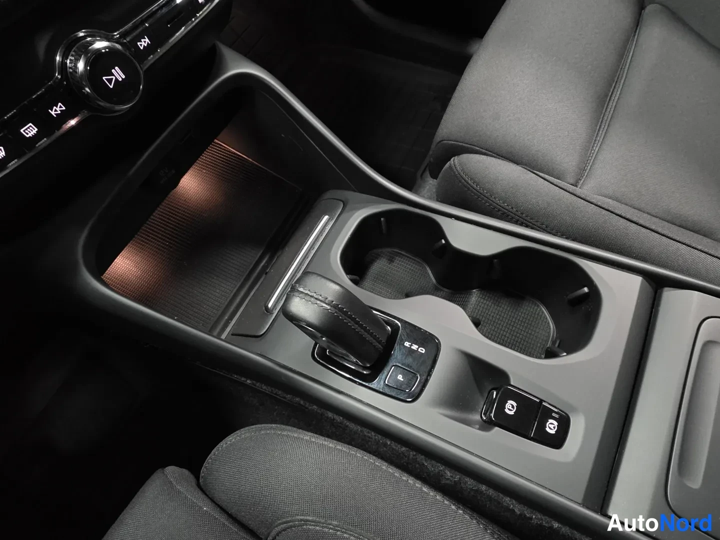 White Volvo XC40 2021, photo 15