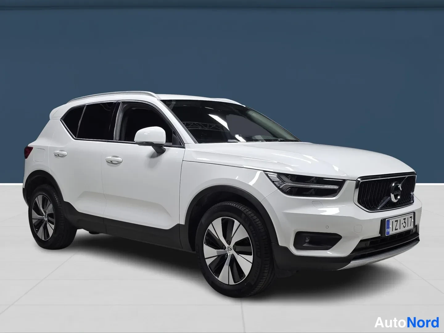 White Volvo XC40 2021, front three-quarter, nose to the right, photo 2