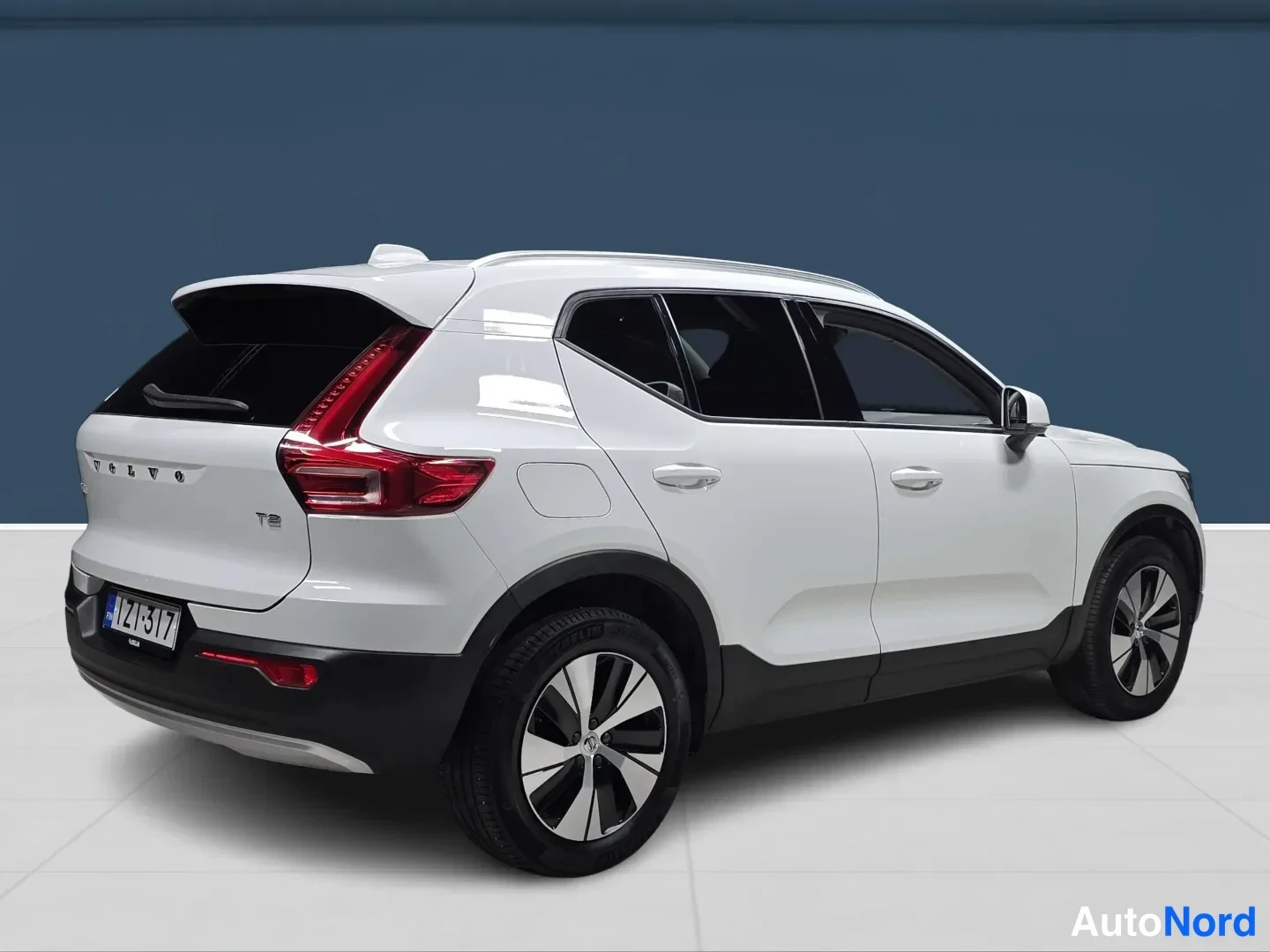 White Volvo XC40 2021, rear three-quarter, photo 4