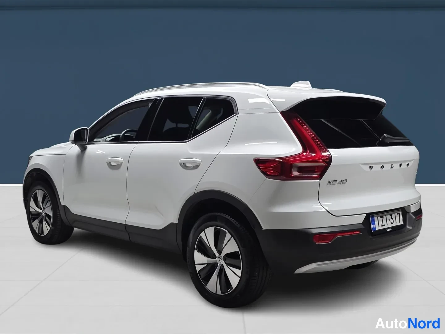 White Volvo XC40 2021, rear three-quarter, photo 5