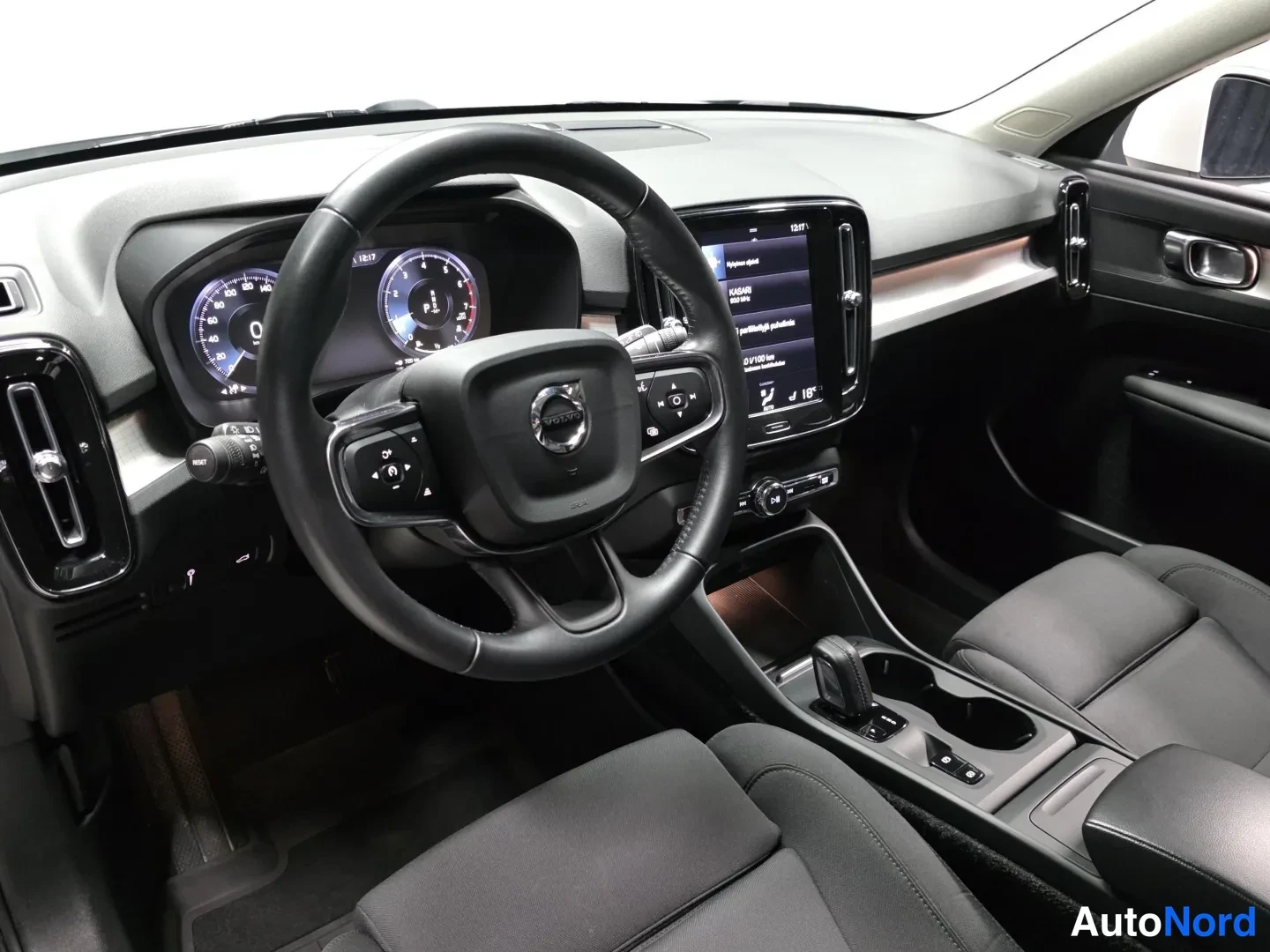 White Volvo XC40 2021, photo 8