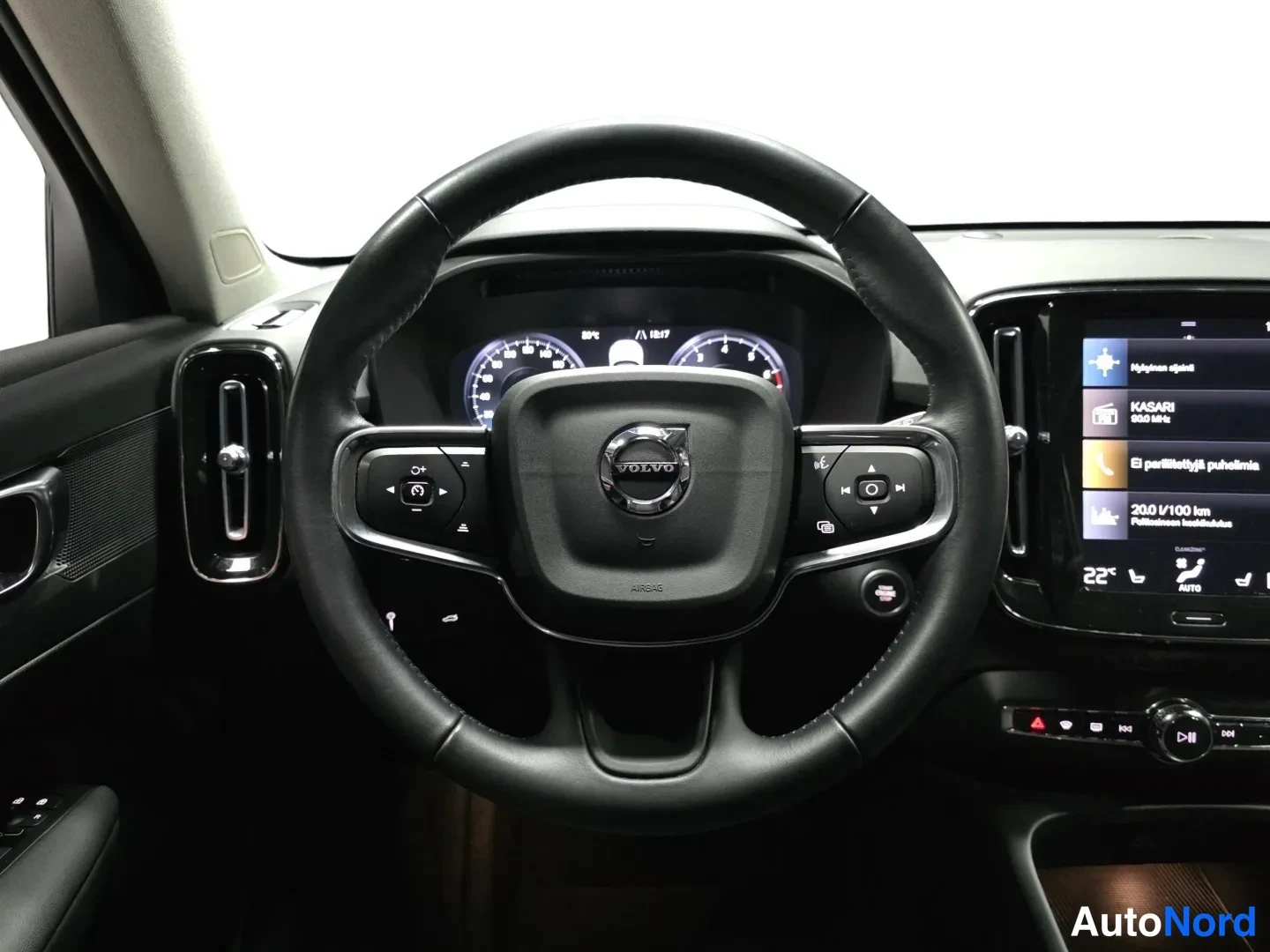 White Volvo XC40 2021, photo 10