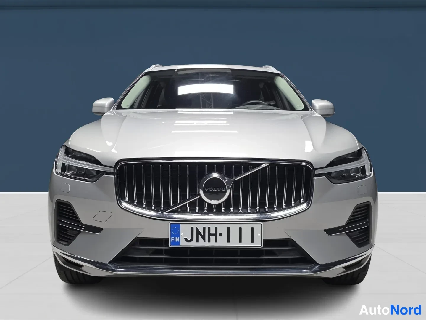 Harmaa Volvo XC60 2025, edestä, kuva 3