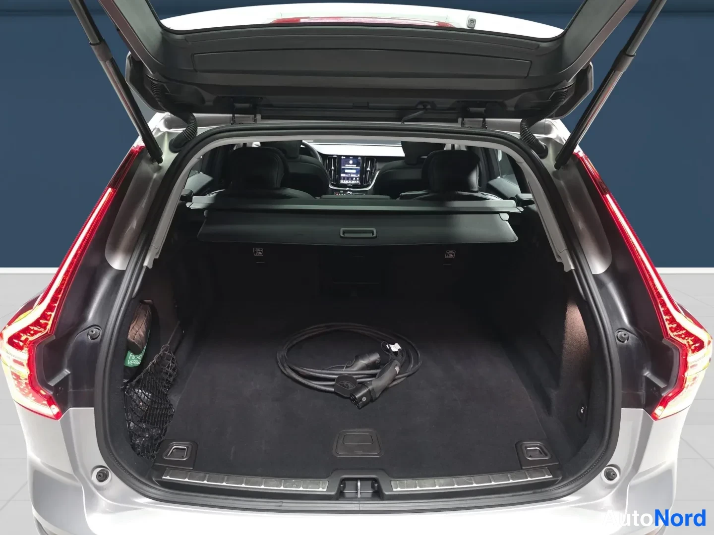 Harmaa Volvo XC60 2025, takaa, kuva 7