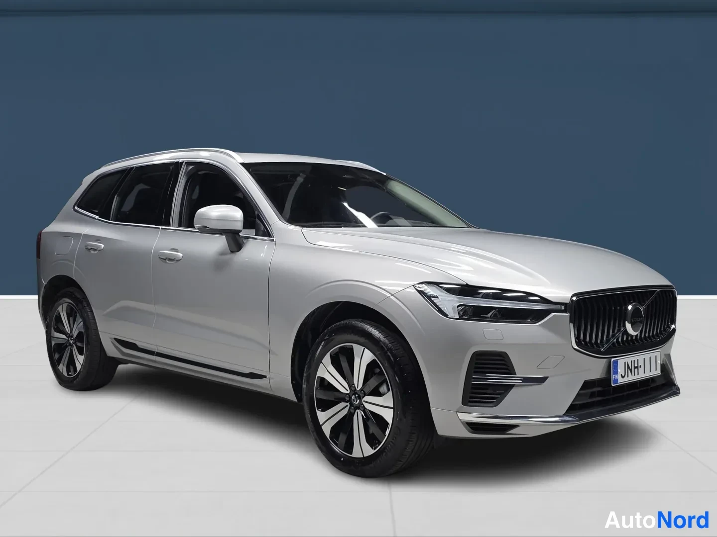 Harmaa Volvo XC60 2025, etuviisto, keula oikealle, kuva 2