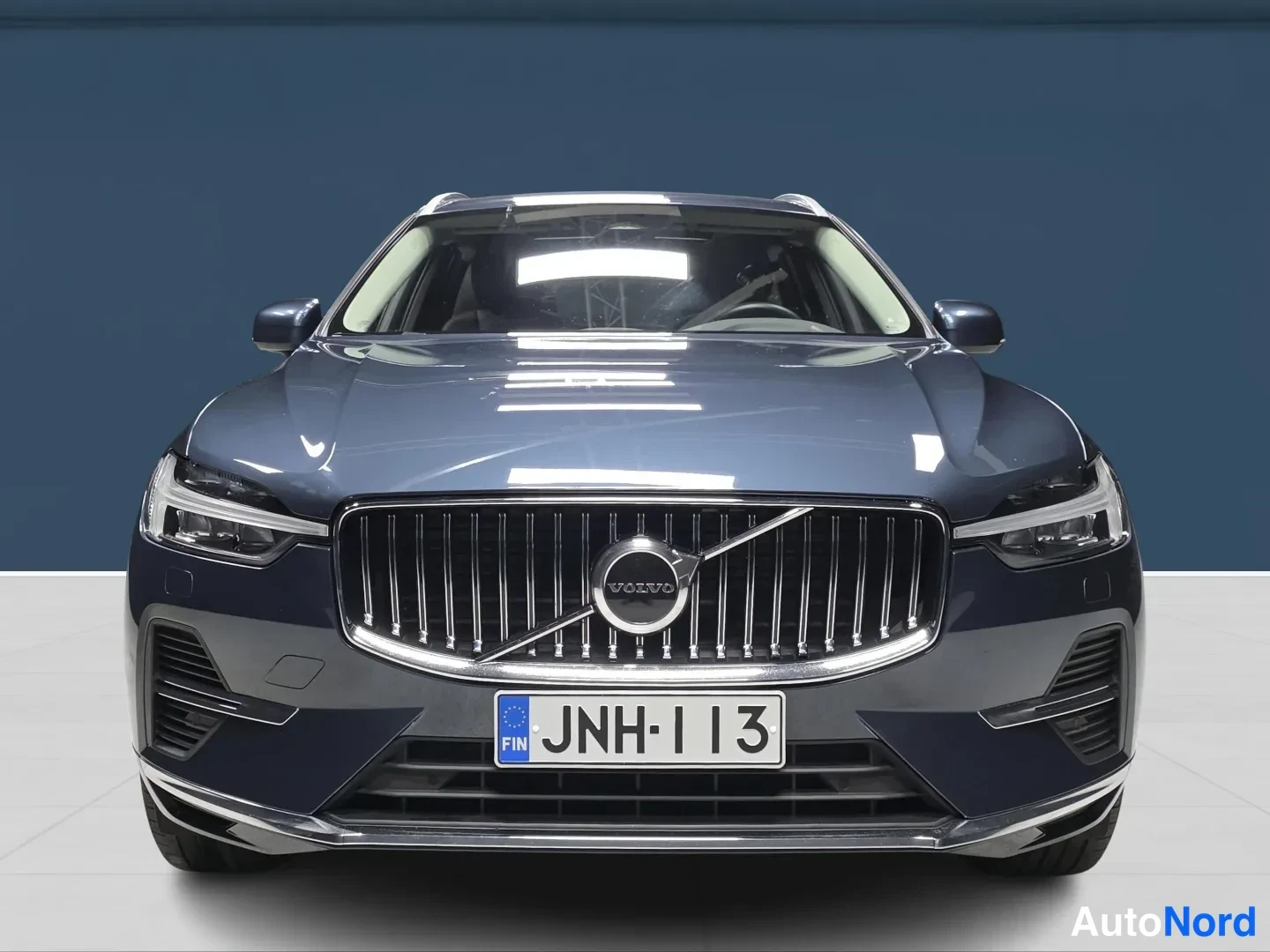 Sininen Volvo XC60 2025, edestä, kuva 3