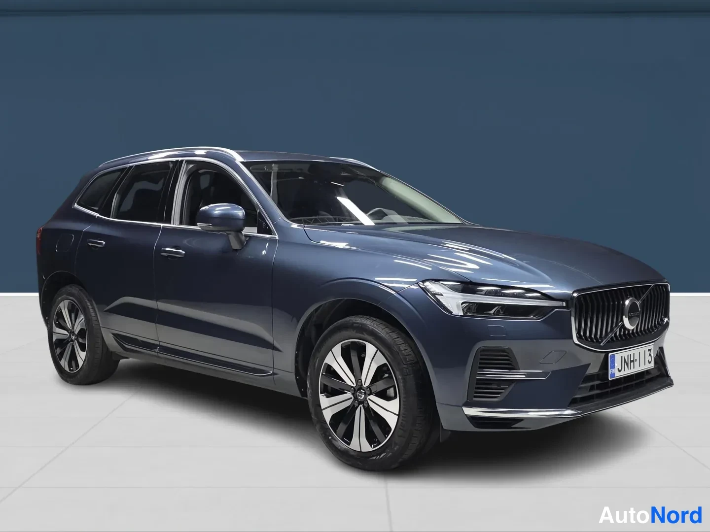 Sininen Volvo XC60 2025, etuviisto, keula oikealle, kuva 2