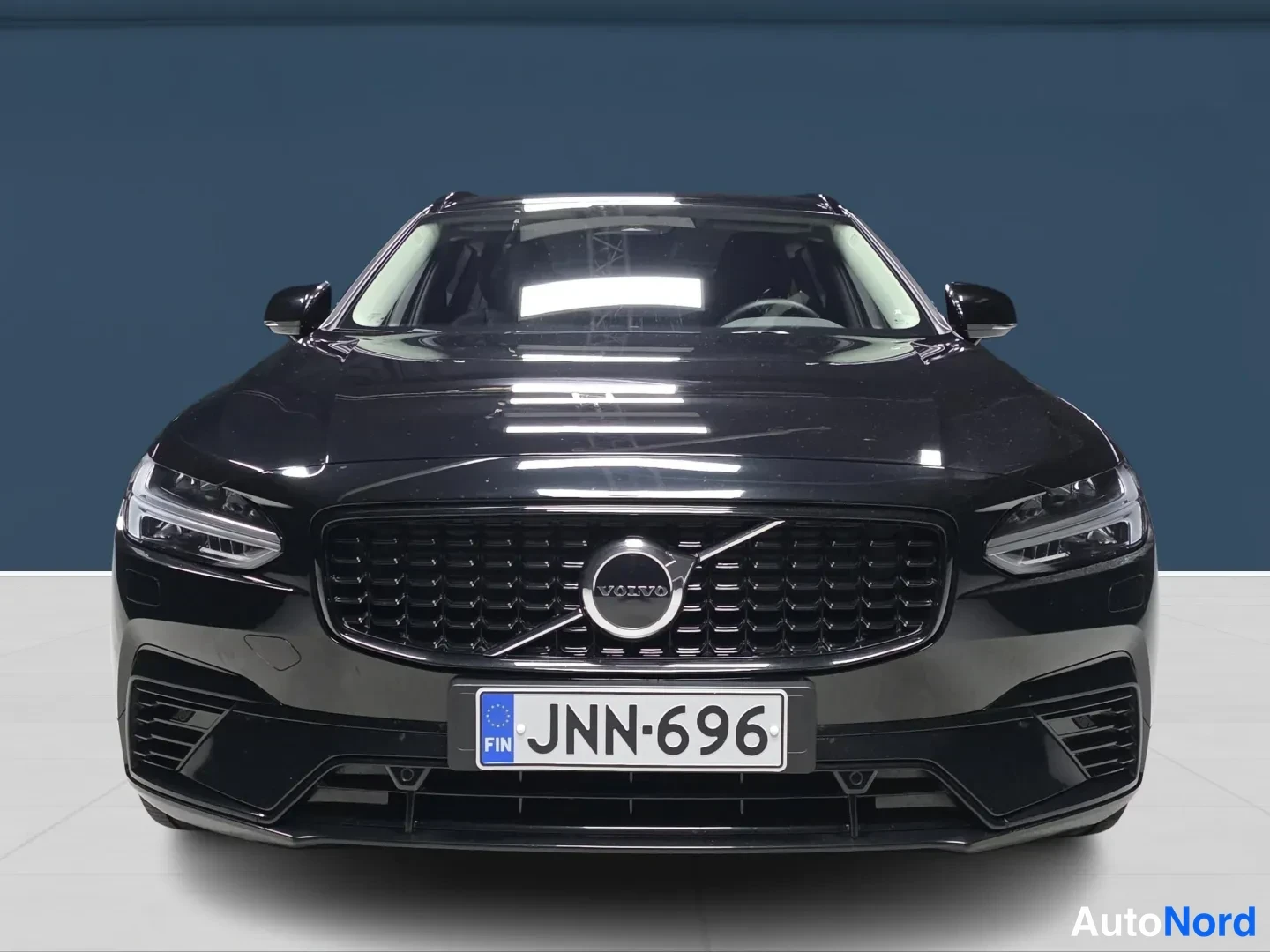 Musta Volvo V90 2025, edestä, kuva 3