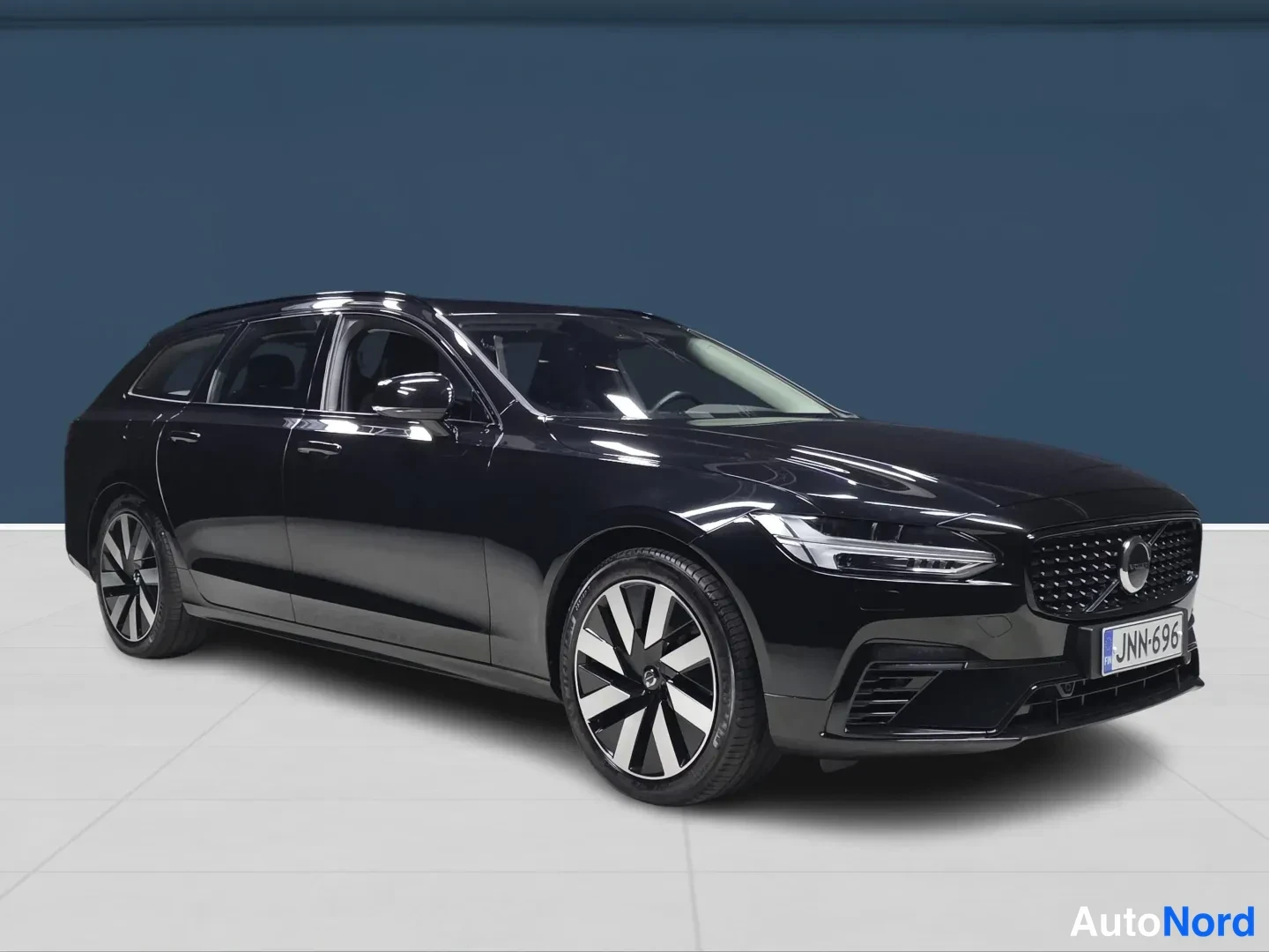 Musta Volvo V90 2025, etuviisto, keula oikealle, kuva 2