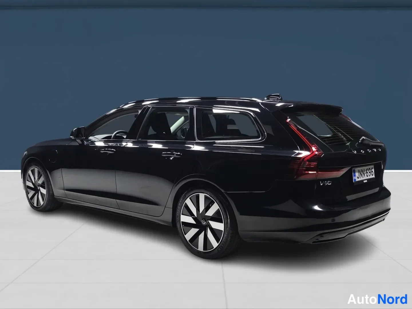 Musta Volvo V90 2025, takaviisto, kuva 5