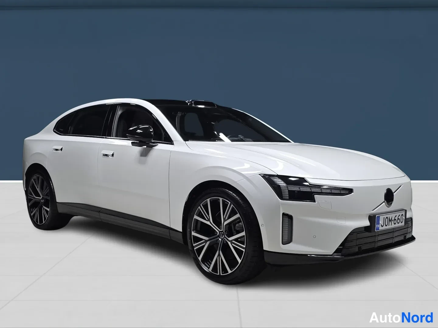 Valkoinen Volvo ES90 2026, etuviisto, keula oikealle, kuva 2