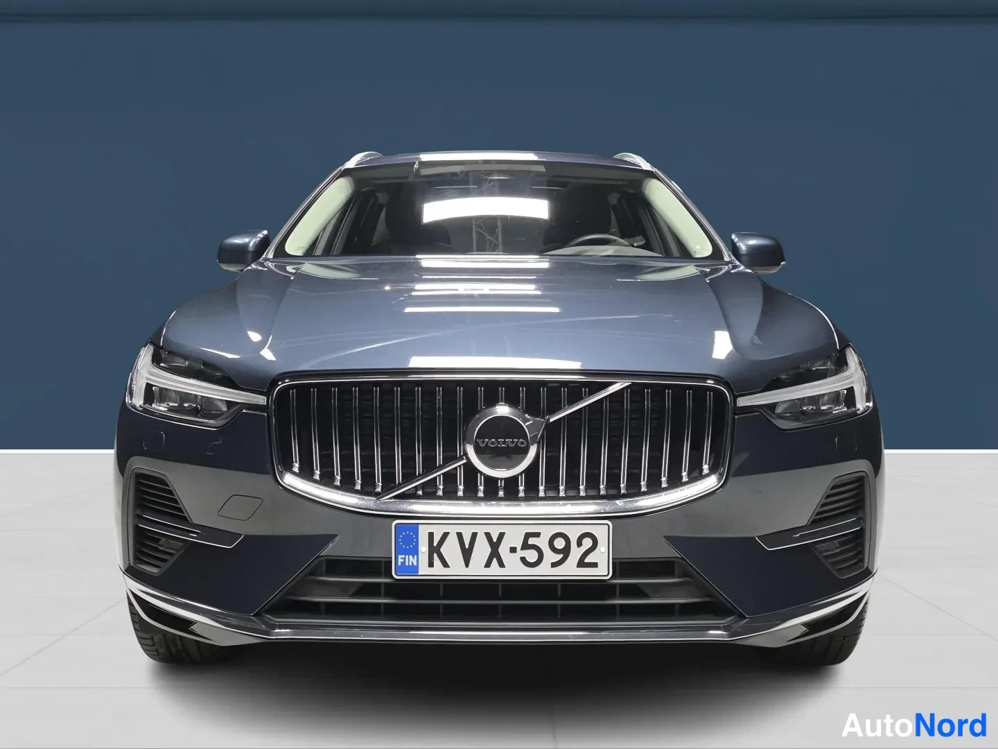 Sininen Volvo XC60 2025, edestä, kuva 3
