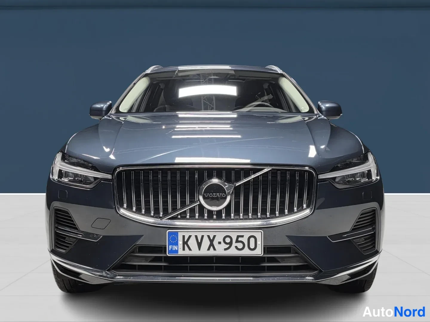 Sininen Volvo XC60 2025, edestä, kuva 3