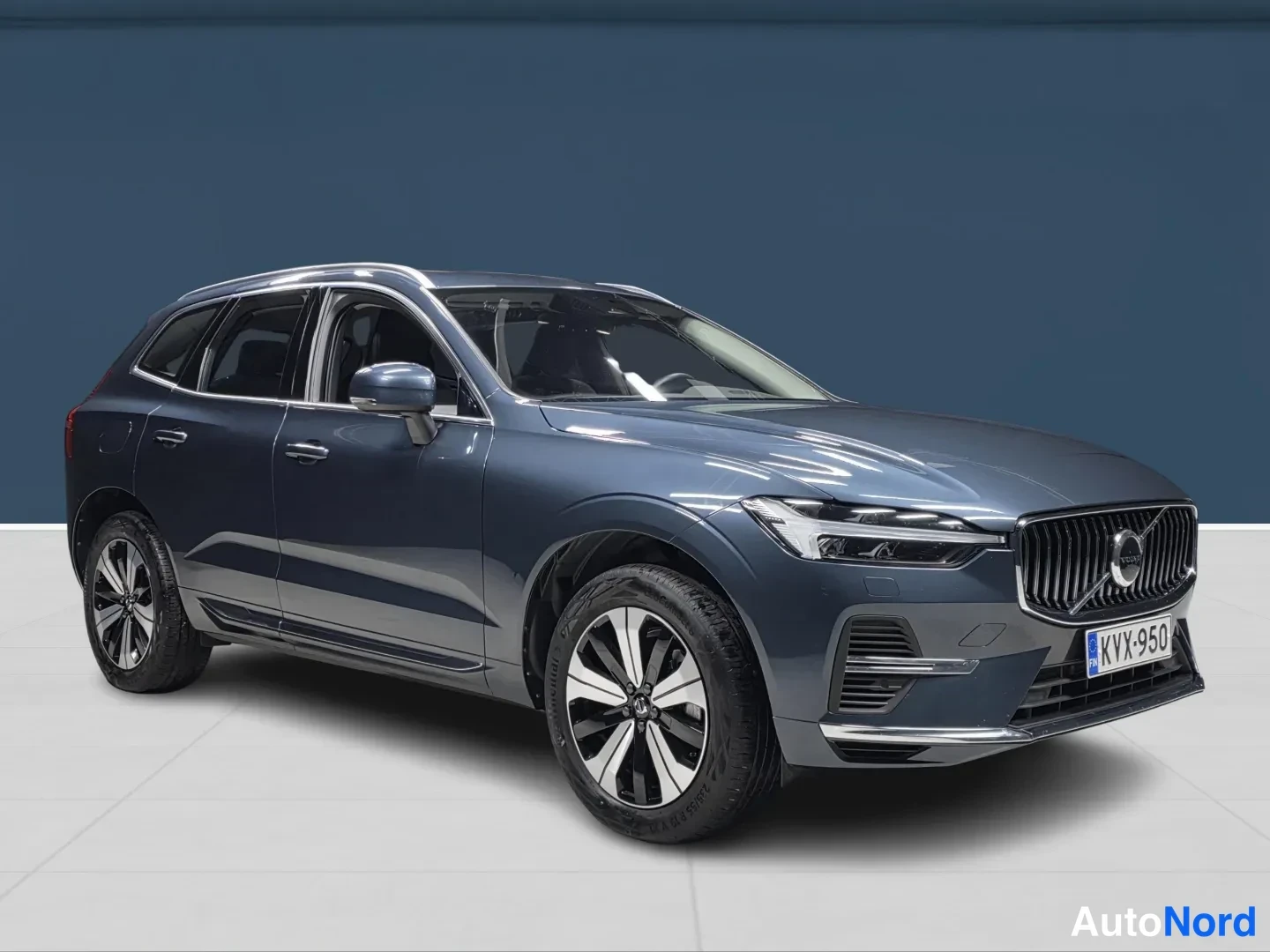 Sininen Volvo XC60 2025, etuviisto, keula oikealle, kuva 2