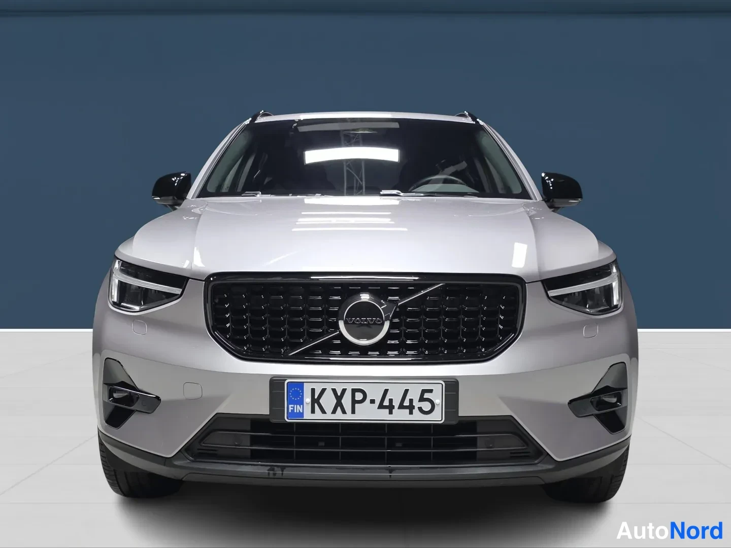 Grey Volvo XC40 2026, front, photo 3