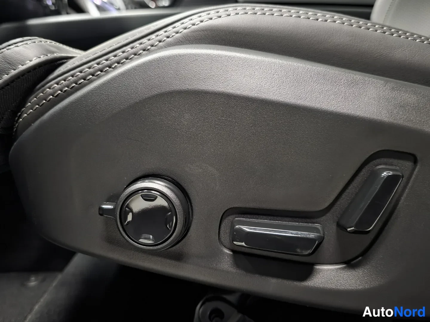 Svart Volvo XC60 2027, bild 15