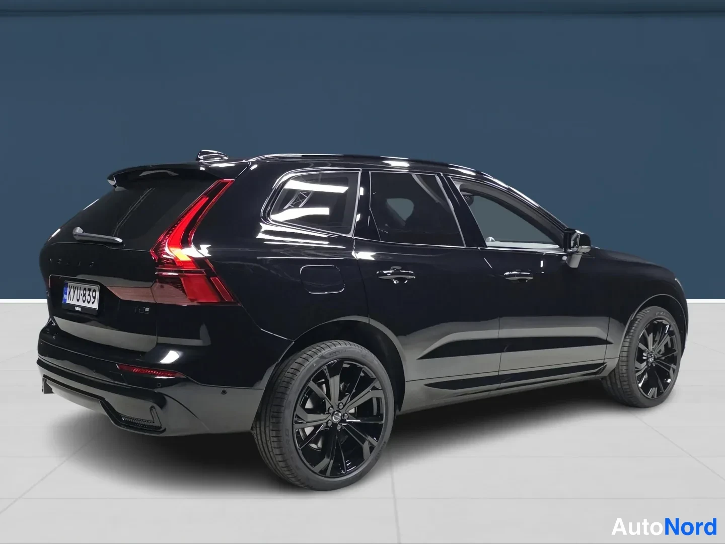 Svart Volvo XC60 2027, snett bakifrån, bild 4