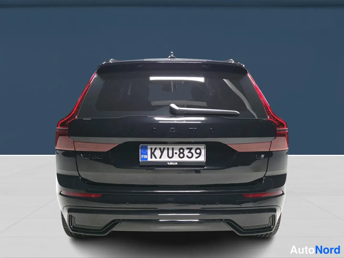 Svart Volvo XC60 2027, bakifrån, bild 6