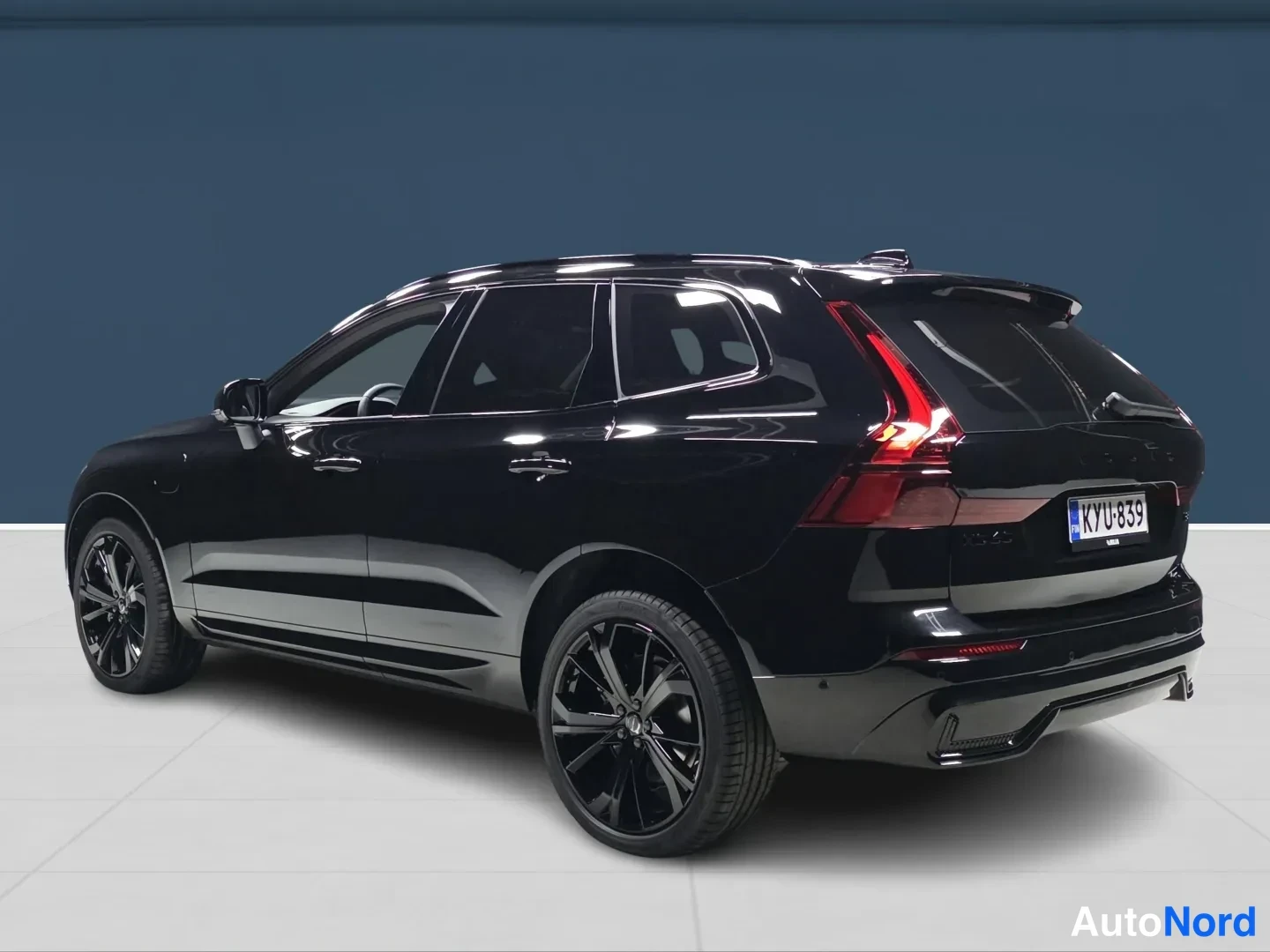 Svart Volvo XC60 2027, snett bakifrån, bild 5