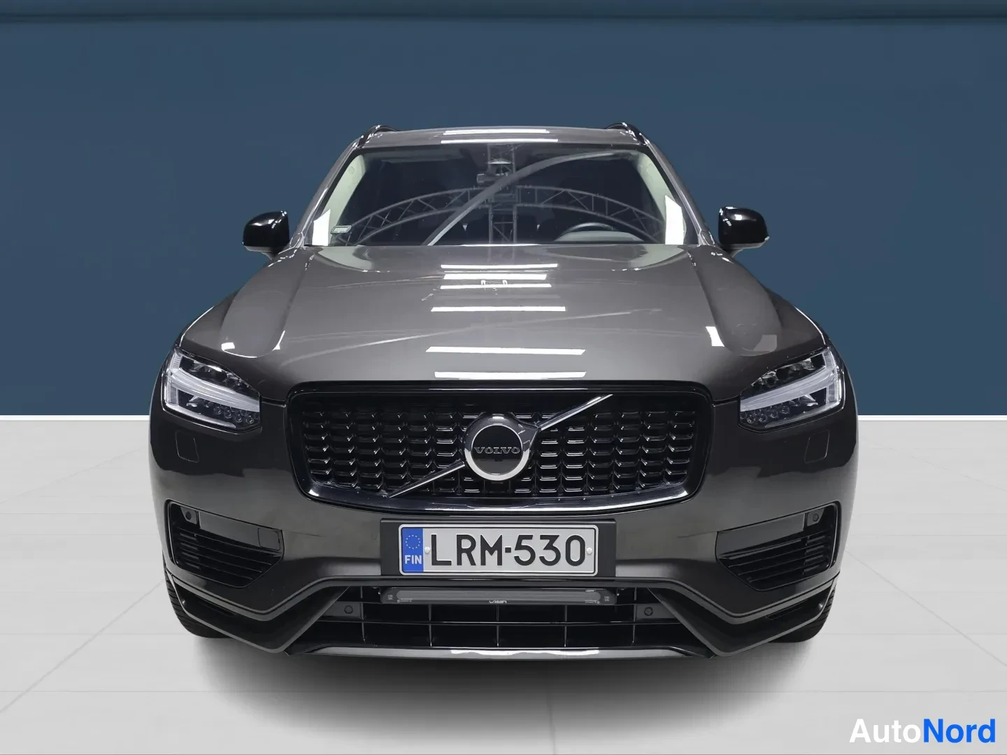 Harmaa Volvo XC90 2023, edestä, kuva 3