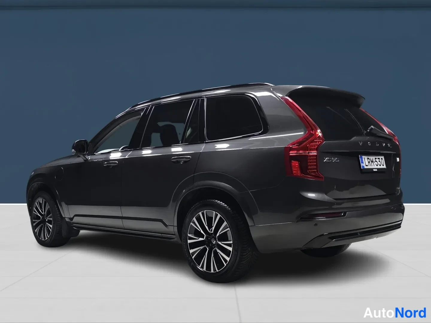 Harmaa Volvo XC90 2023, takaviisto, kuva 4