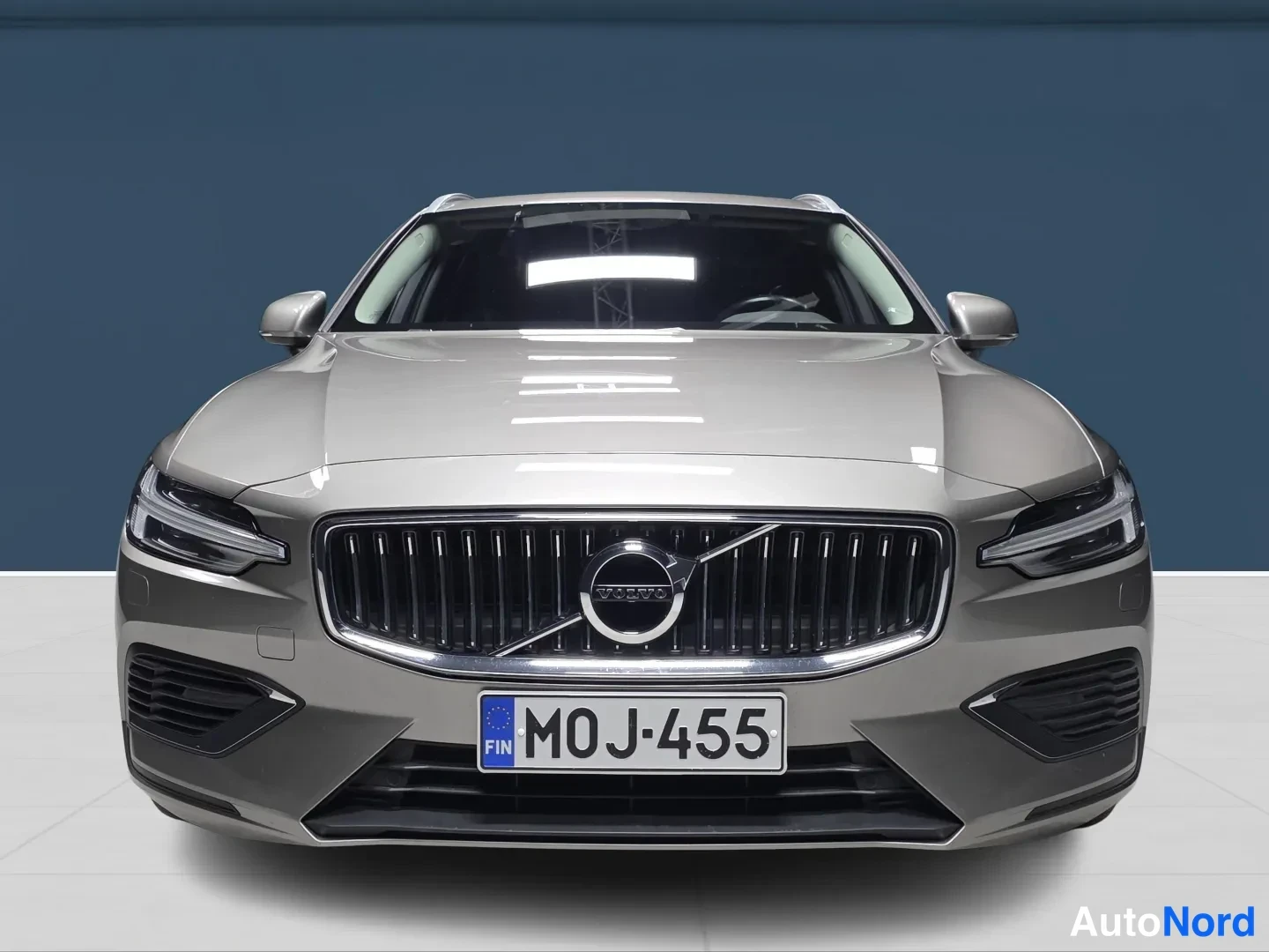 Grey Volvo V60 2022, front, photo 3