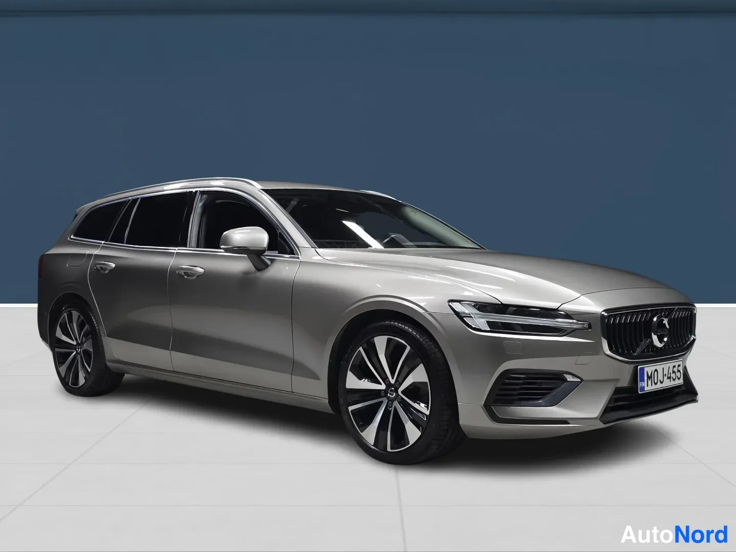 Grey Volvo V60 2022, front three-quarter, nose to the right, photo 2