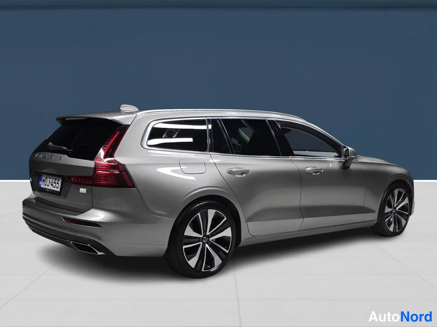 Grey Volvo V60 2022, rear three-quarter, photo 4